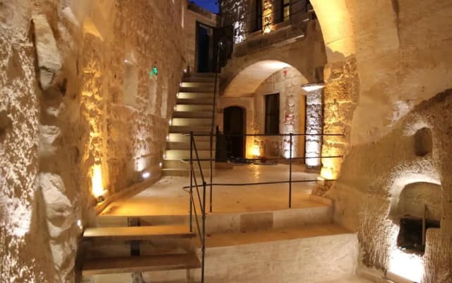 Rose Cave Hotel