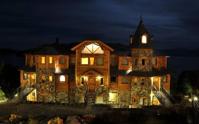 Lirolay Suites