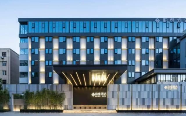 Baiwei Hotel (Zhengzhou CBD Exhibition Center)