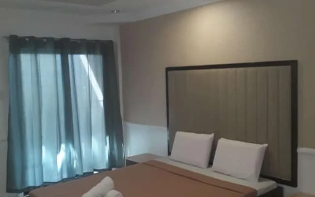 S&M Hotel