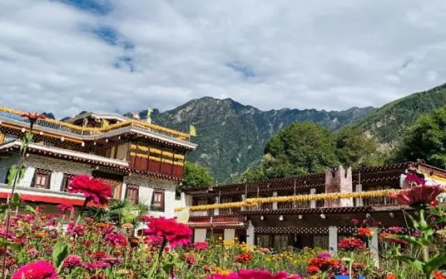 Danba yunshangzangjia Resdrt Hotel