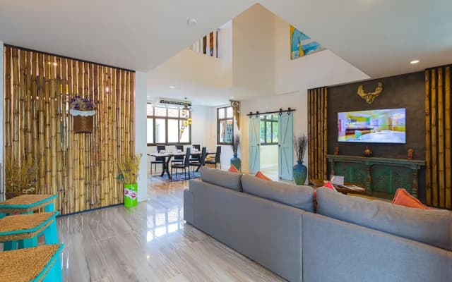 Pool villa  4 BR walking to Beach HV
