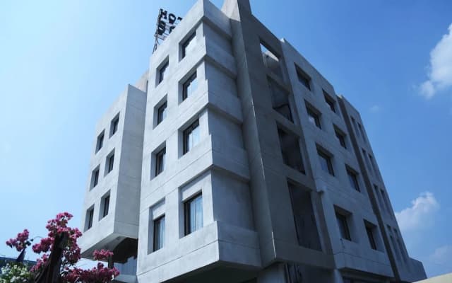 Oyo 1349 Hotel Solitaire