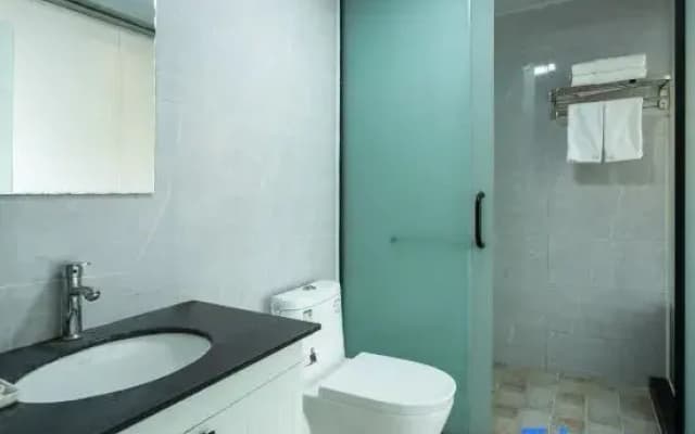 Huaqing Hotel (Nanyang Hengfang Square)