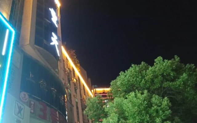 Jiuchongtian Hotel (Central Square Pedestrian Street)