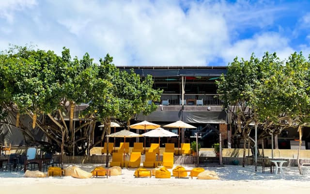 Курортный отель LaLune Beach Resort
