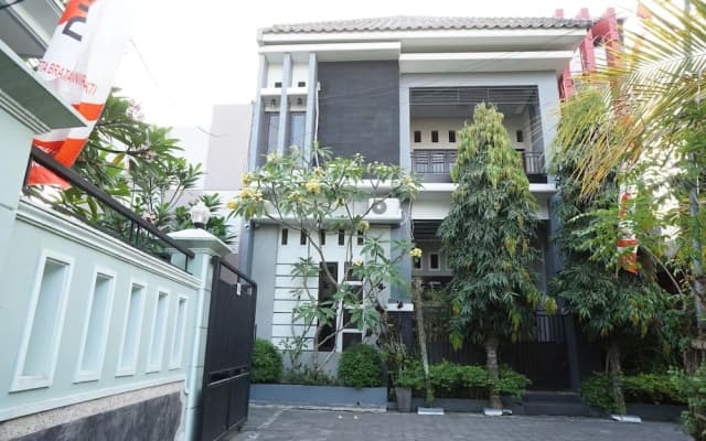 OYO Life 93045 Kost Putra Bu Ketut