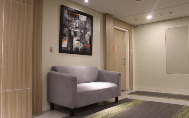 A2J Luxury Balcony BGC Suite Near SM AURA Taguig