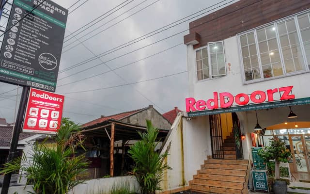 RedDoorz near Rita Super Mall Purwokerto