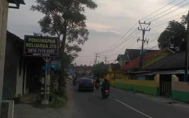 Penginapan Keluarga 215