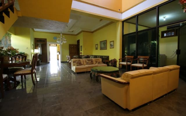 RedDoorz Plus near Galeria Mall