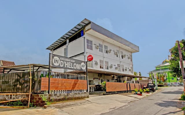 OYO 90253 DHelomi