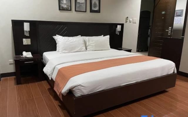 RedDoorz Plus @ Hotel Esse
