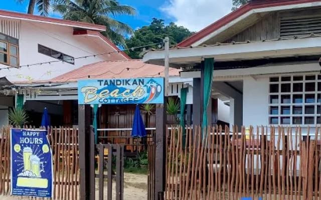 RedDoorz @ Tandikan Beach Cottages