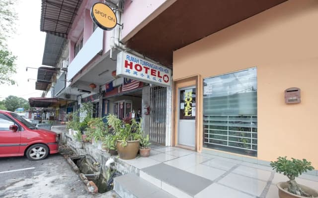 Spot On 90305 Hen Hen Hotel