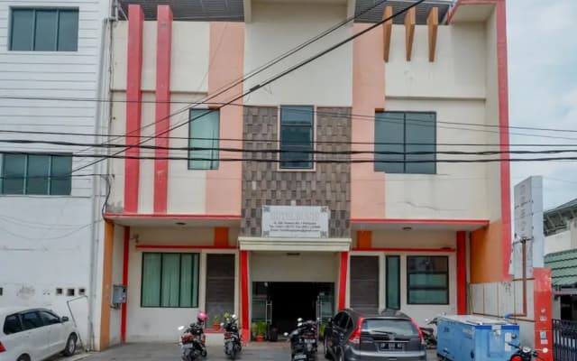 RedDoorz near Monumen Habibi Ainun