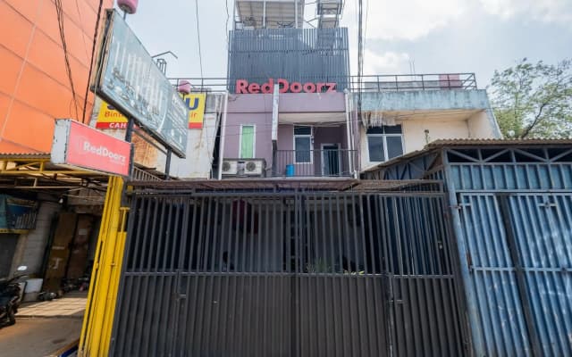 RedDoorz near STAN