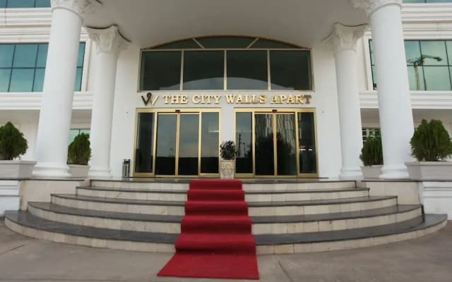 The City Walls Suit Hotel