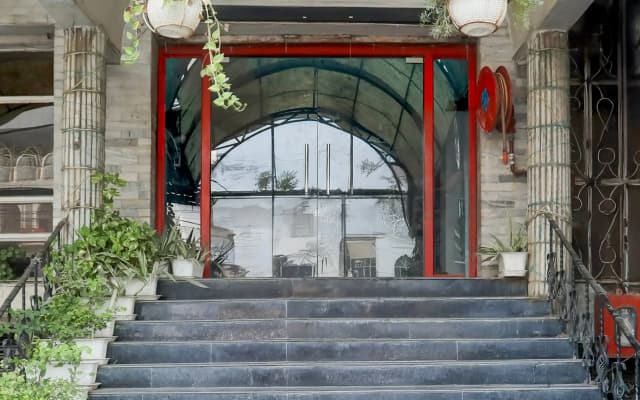 Townhouse Prayagraj Near Railway Station Formerly Santosh Palace