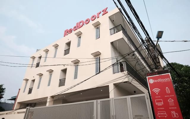 RedDoorz near Taman Palem