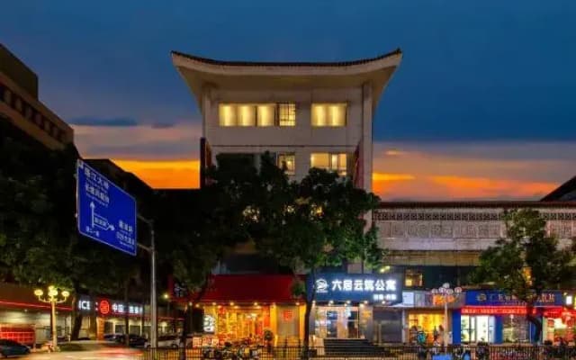 Live Hotel (Jiangmen 33rd Market Street Donghu Park Branch)