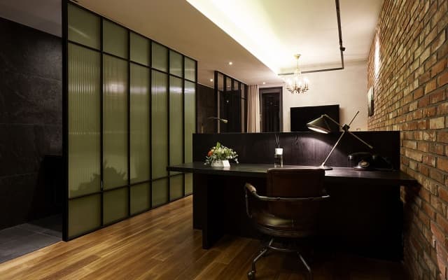 9 Brick Hotel