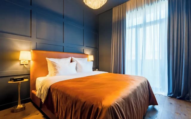 Zorba&Bond Hotel on the 8th