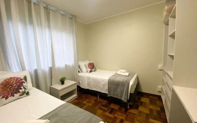 Casa com churrasqueira Ar e 2 quartos