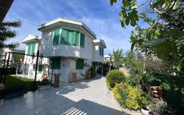 Yeşil Panjurlu Villa Otel