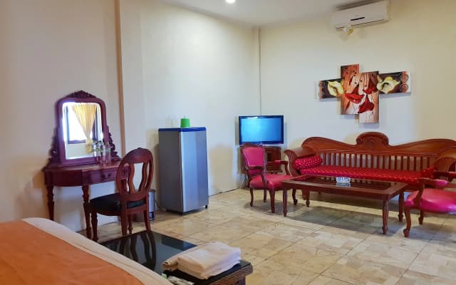 77 Sunset Plaza