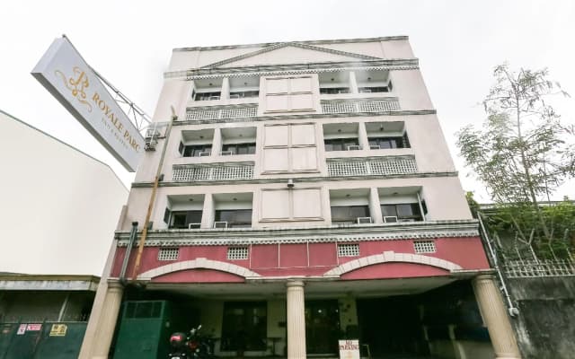 Royale Parc Inn & Suites