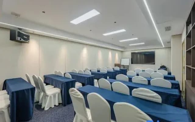 VX Hotel (Hefei Railway Station North Square Zhusi Beach Subway Station)