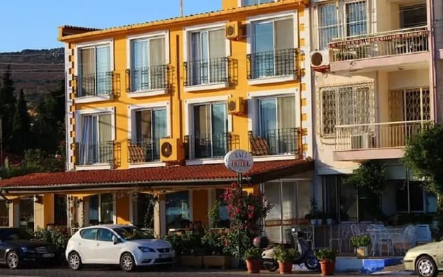 Foca Yali Hotel