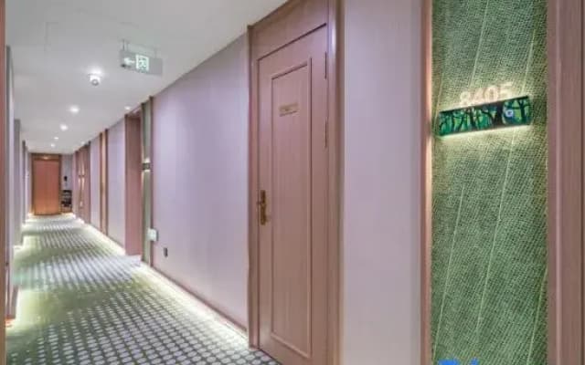 Vienna Sanhao Hotel（Kangding Liuliucheng Love Song Square Branch )