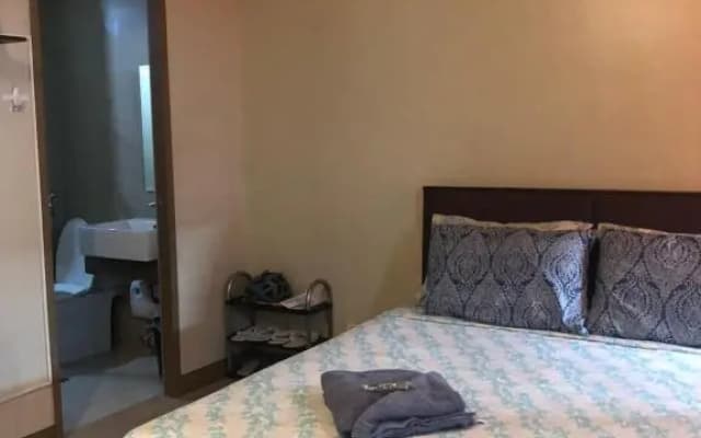 Favila Condotel unit in Palmtree Villas Newport City walking distance to Airport terminal 3 Accessable to Airport terminal 1 &2