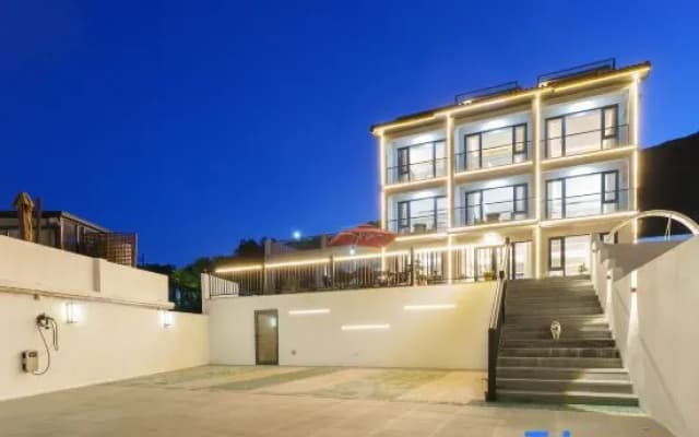 Zhujiajian Houshan Xun Xingkong Seaview Holiday Villa (Xiaowushitang Dongsha Scenic Area)