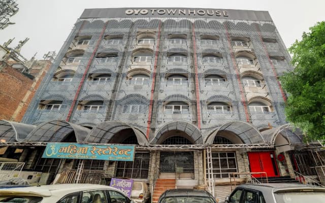 OYO Townhouse 402 HOTEL Santosh Palace