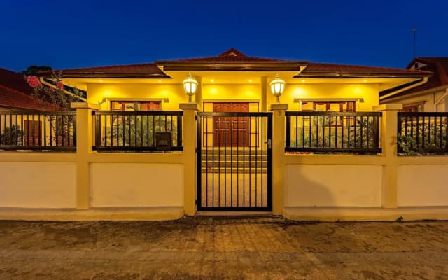 Cozy 3 BR Pool Villa close to Town CV3L