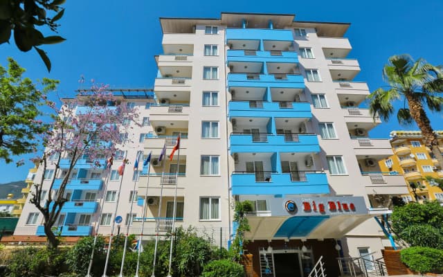 Club Big Blue Suit Hotel