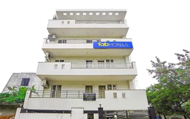 Fabhotel White House Bnb