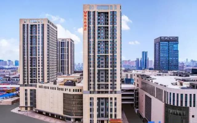 Vienna Hotel (Jinan Huangtai Home Furnishings Plaza Daming Lake Station Branch)
