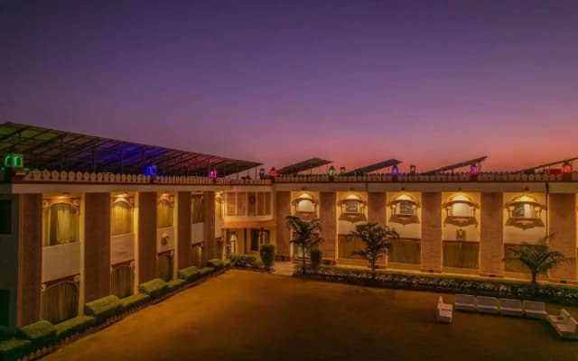 Hotal Paradise Palace Inn (Highway Hotel)