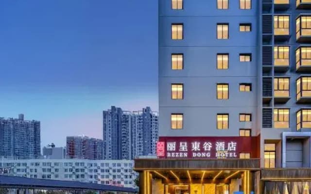 Rezen Dong Hotel (Wuxi Taihu Yuantouzhu Scenic Area Binhu MixC Mall)