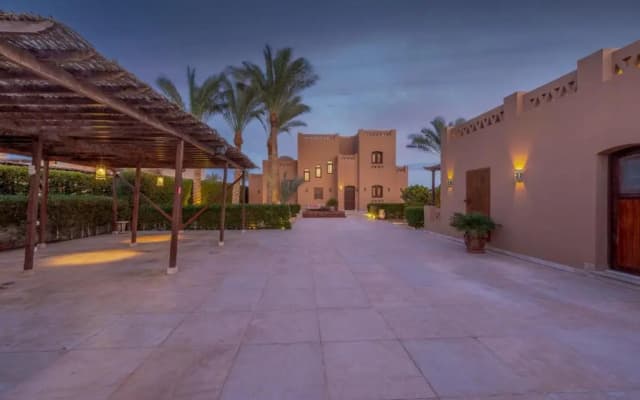 Chic 3BR Villa West Golf with Pool, Lagoon View & Guest House