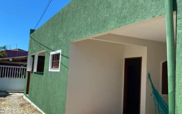 Casa aconchegante à 400m da Praia da Tartaruga - Ar condicionado - WIFI 450MB - Netflix - Cozinha Completa - Garagem