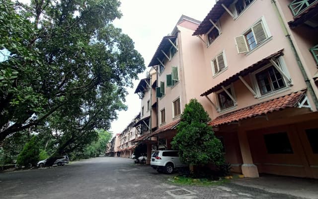 Condominium Lippo Carita by Eneng