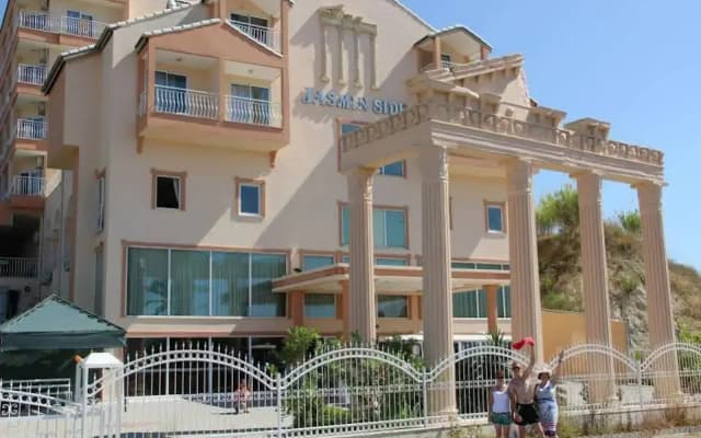 Q Ella Beach Hotel