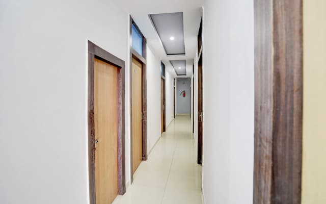 Super OYO Hotel O Gomti Nagar Near Amity Formerly Hotel Green Apple