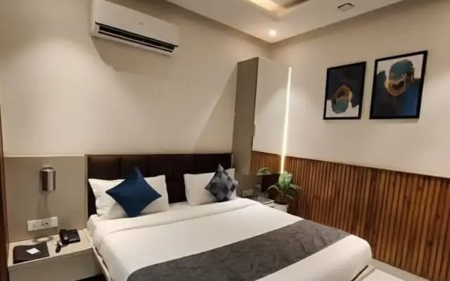 Hotel Shri Sai Deluxe - 1 Min from Adarsh Nagar Metro | Couple, Business, and Family Friendly