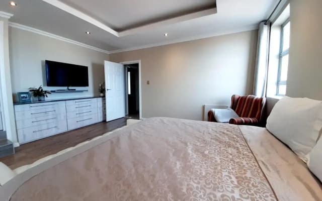 1804 Franklin 3-Bed Penthouse with Rooftop Jacuzzi